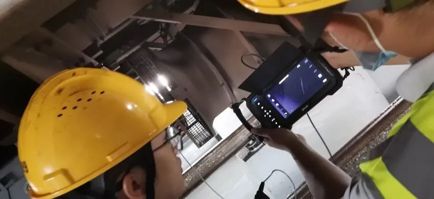 伸入风扇扇叶背面慢慢调节探头的角度,就可以查看扇叶背面的所有情况