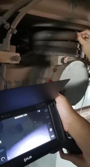 FLIR VS80的大屏主机可以看清转向架空气簧的橡胶纹路