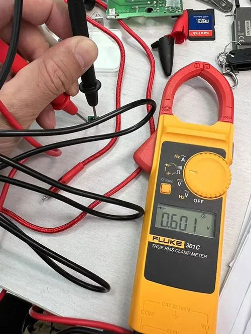 FLUKE301实测案例:弱电控制板PCB维修中